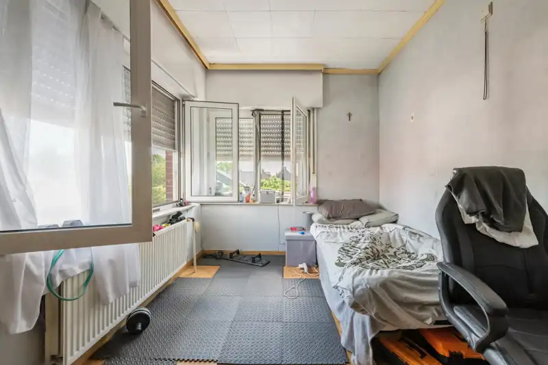 Hooglede-centrum. Stevig gebouwde woning met 3 slaapkamers op een perceel van 241 m2. Vaste huuropbrengst.  Woning rechts. foto 11