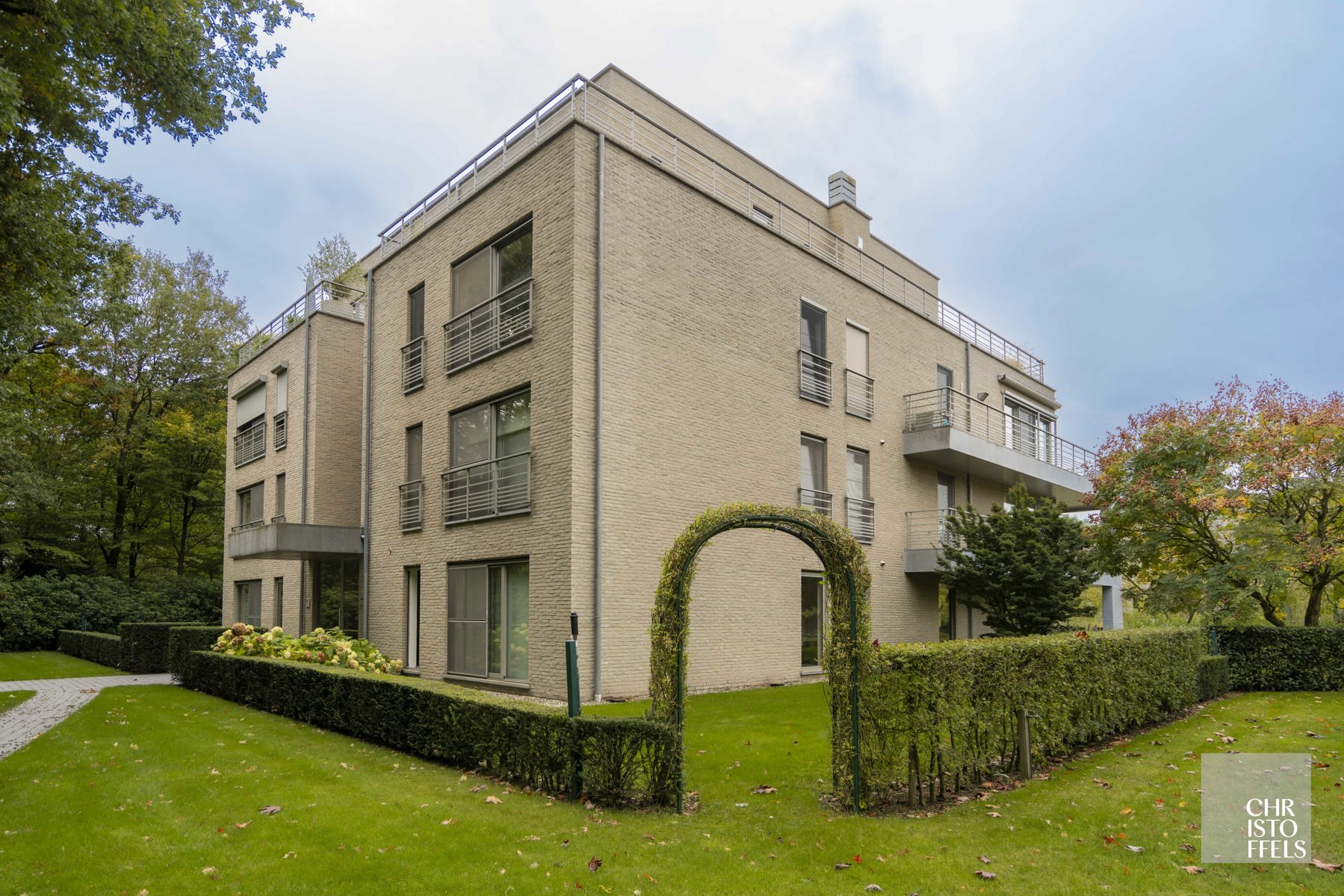 Exclusief villa-appartement (183m²) met privé tuin gelegen in een afgesloten park met buitenzwembad. foto 42