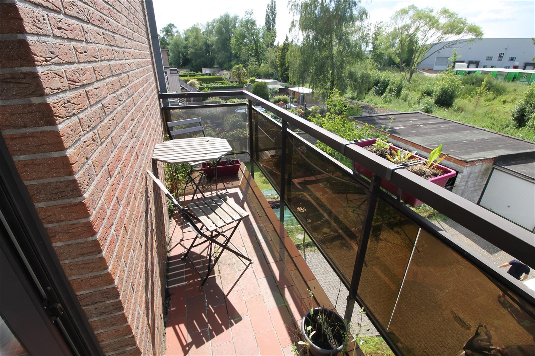 Appartement met terras en garage. foto 10