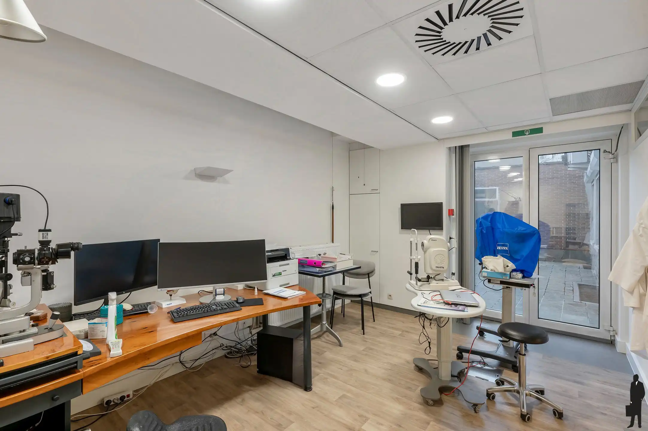 Goed onderhouden dokterspraktijk met 3 studio’s en 14 staanplaatsen foto 18