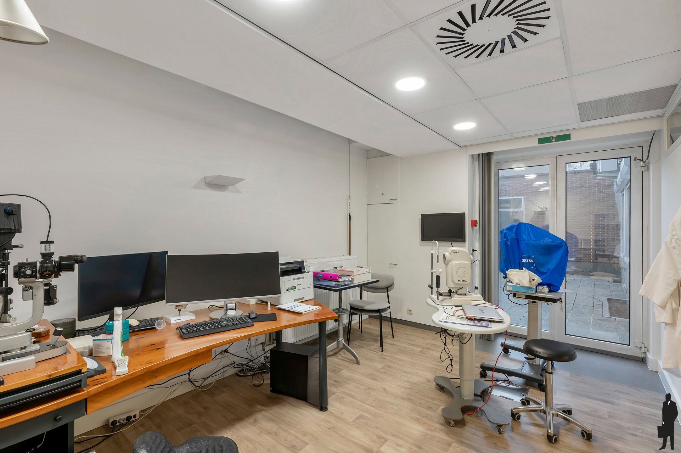 Goed onderhouden dokterspraktijk met 3 studio’s en 14 staanplaatsen foto 18