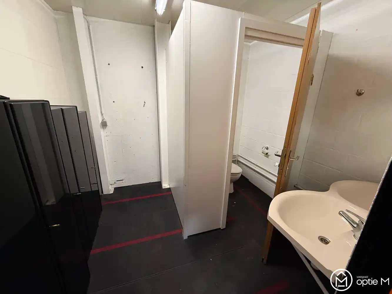 GOED GELEGEN MAGAZIJN MET SANITAIR EN BUREEL foto 7