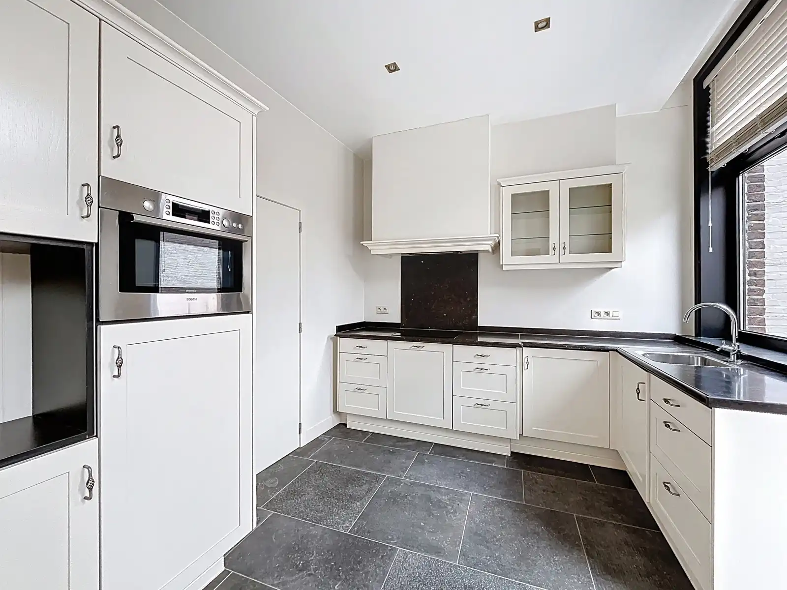 Authentieke woning met 2 slaapkamers in centrum Bree.  foto 7