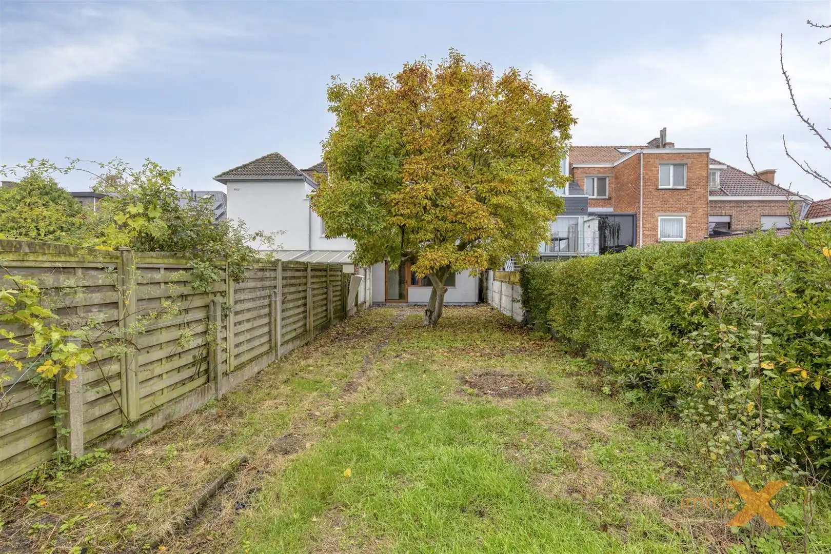 LICHTRIJKE WONING MET OPRIT EN RUIME TUIN foto 3