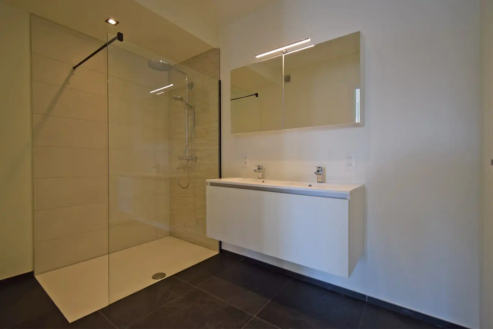 INSTAPKLAAR APPARTEMENTENT MET TWEE RUIME TERRASSEN foto 9