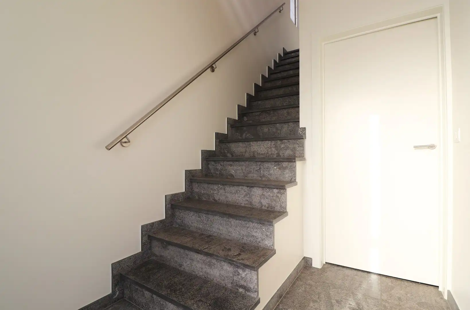 Lichtrijke woning met carport foto 11