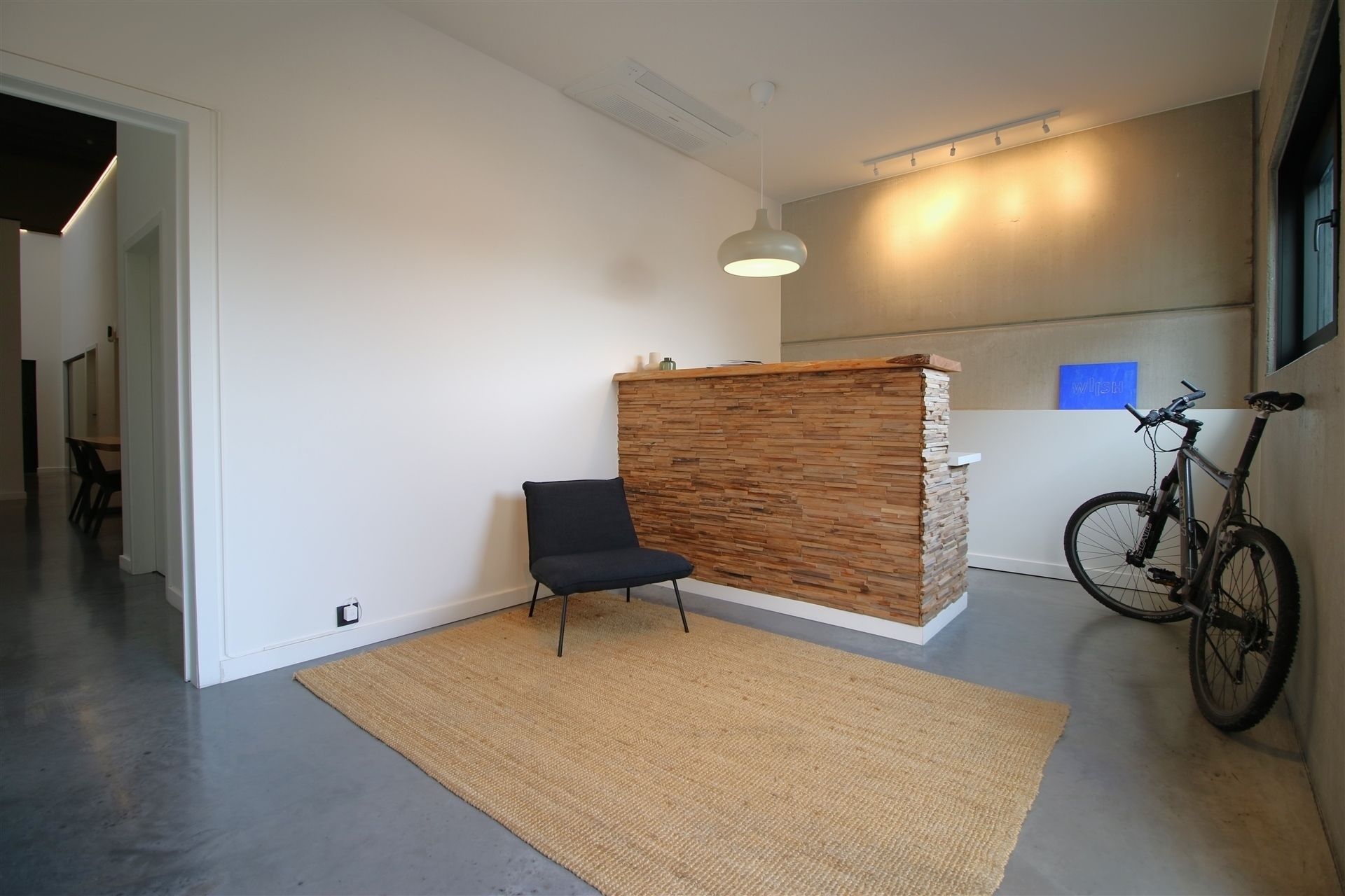 Ingerichte KMO-unit met burelen en magazijnen foto 3