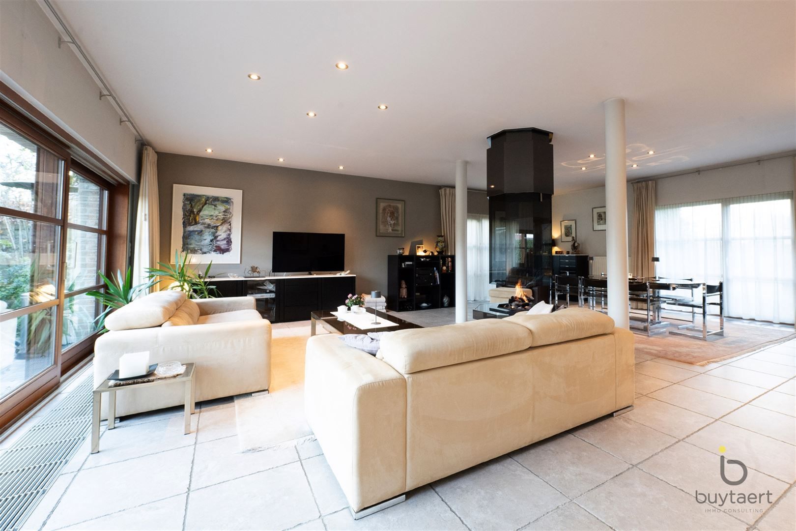 RUIMTE, RUST EN ONTSPANNING: MODERNE VILLA MET ZWEMBAD, SAUNA EN JACUZZI foto 7