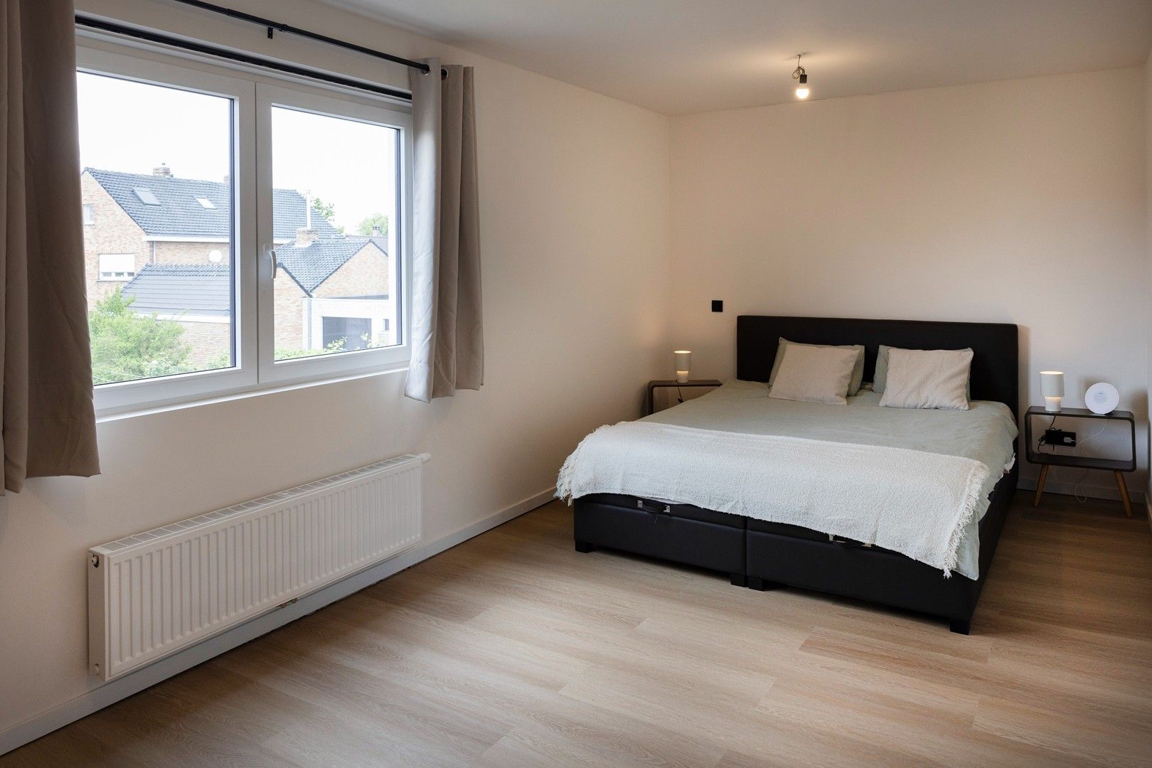 Zeer recente woning met 4 slaapkamers, tuin en garage. foto 7