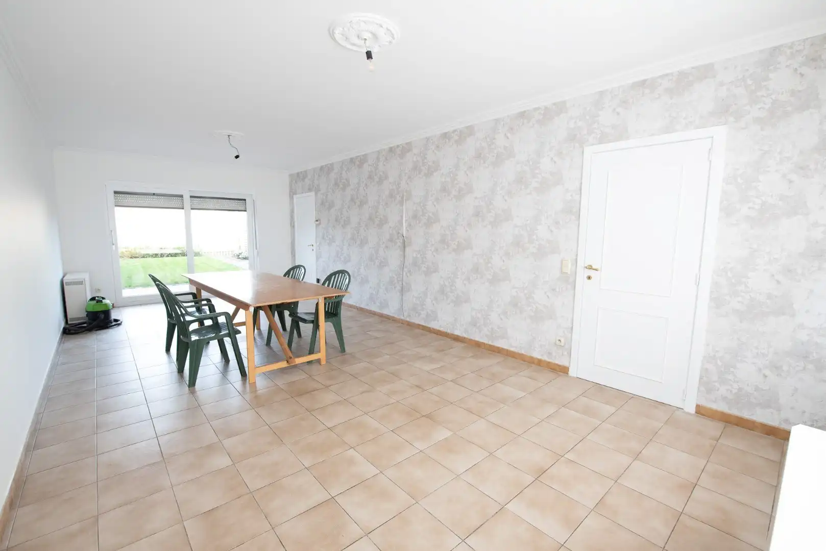 Instapklare woning met tuin en 2 garages in Oeselgem. foto 2