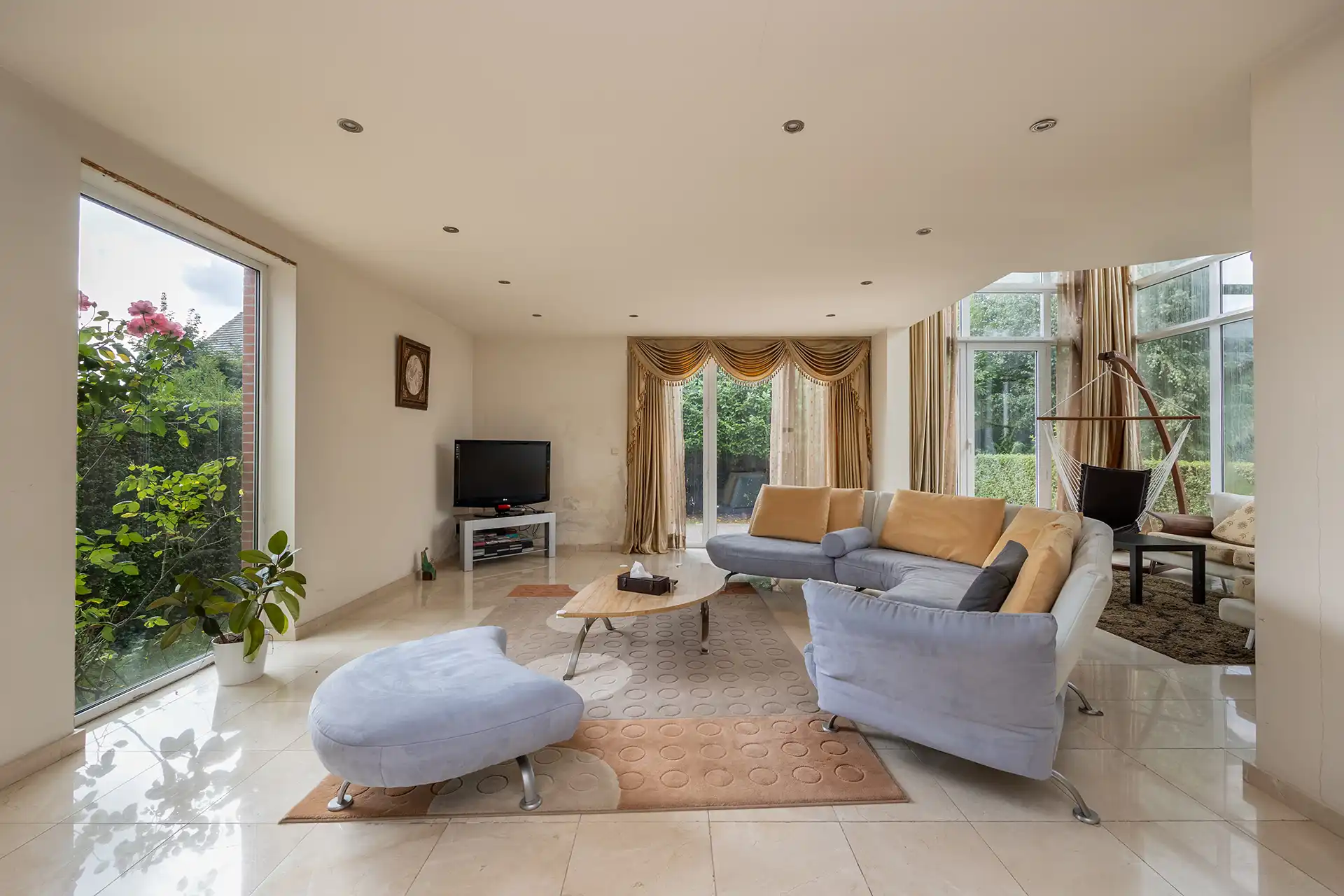 Ruime villa met 4 slpk's en 3 badkamers op toplocatie foto 3