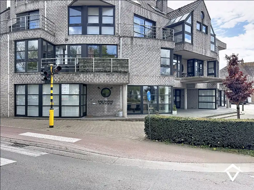 Volledig gerenoveerd handelspand met woonst en garage te Koekelare foto 3
