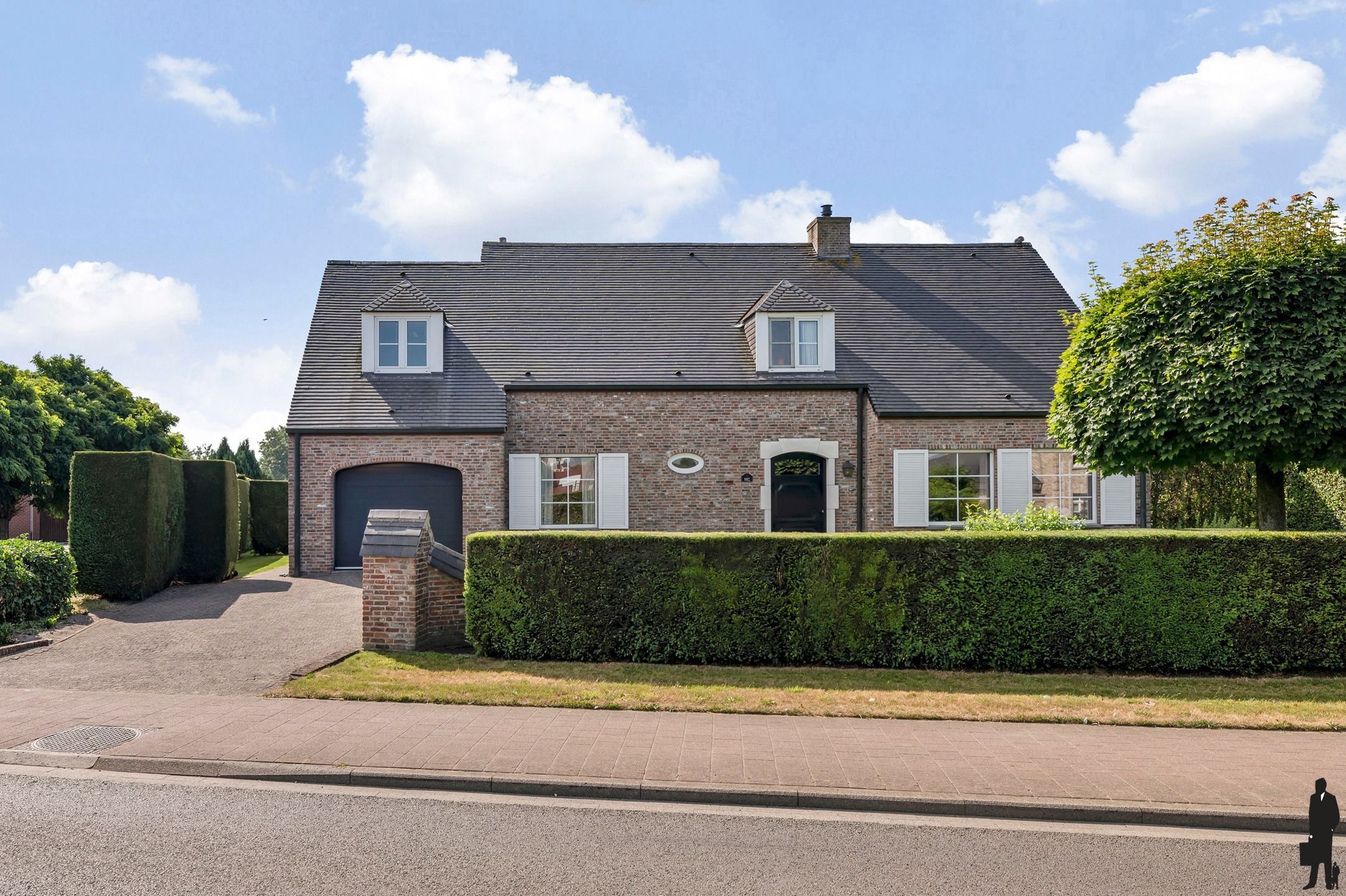 Uitstekende villa met 4 slpk. op ca. 2.000m² in Weelde foto {{pictureIndex}}