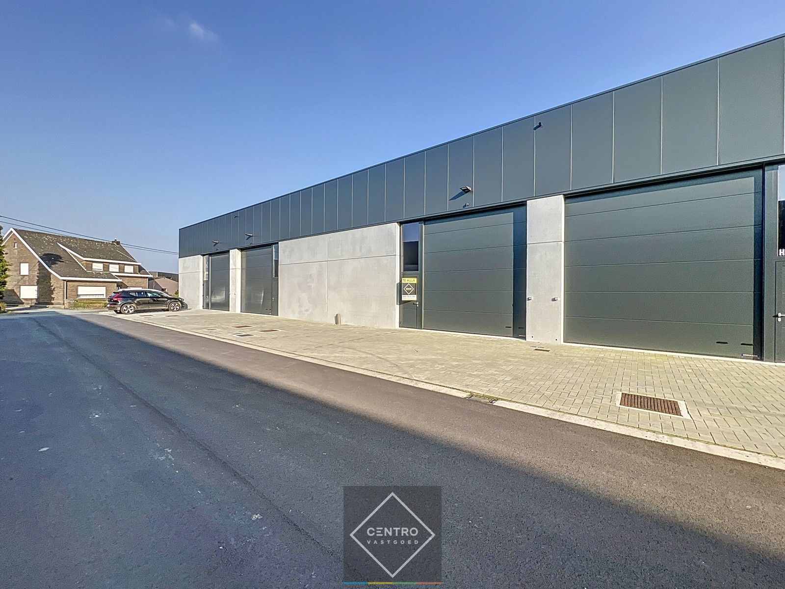 Moderne bedrijfsruimte te huur: 158m² opslag -en productiemogelijkheden , incl. 2 parkings te Ardooie! foto 2