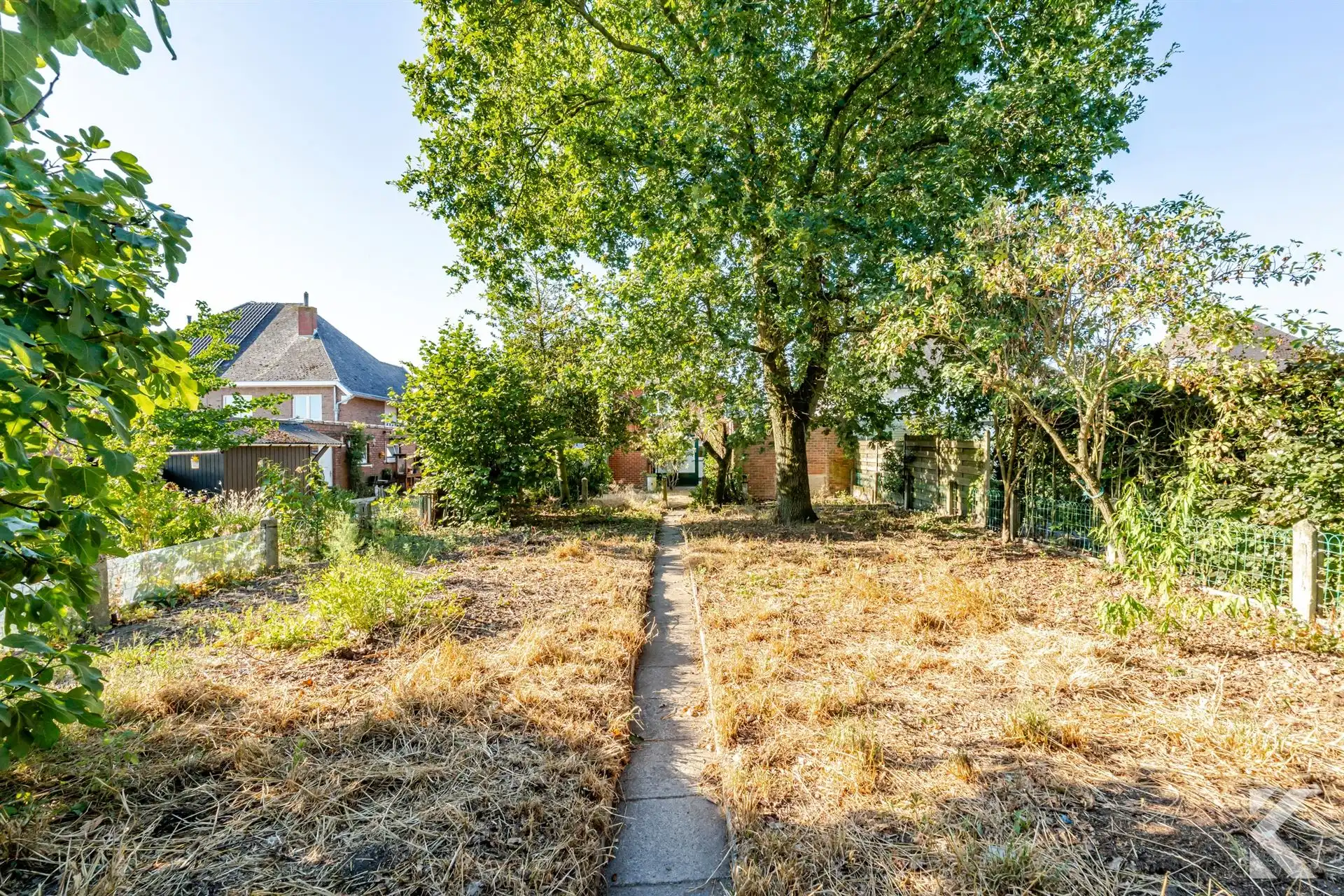 Ruime gezinswoning op 553 m² met garage en open zicht foto 5