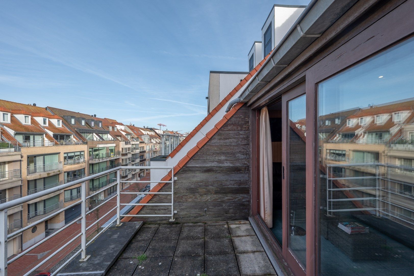 Zuid west gericht duplex met zonneterras centraal gelegen te Knokke foto {{pictureIndex}}