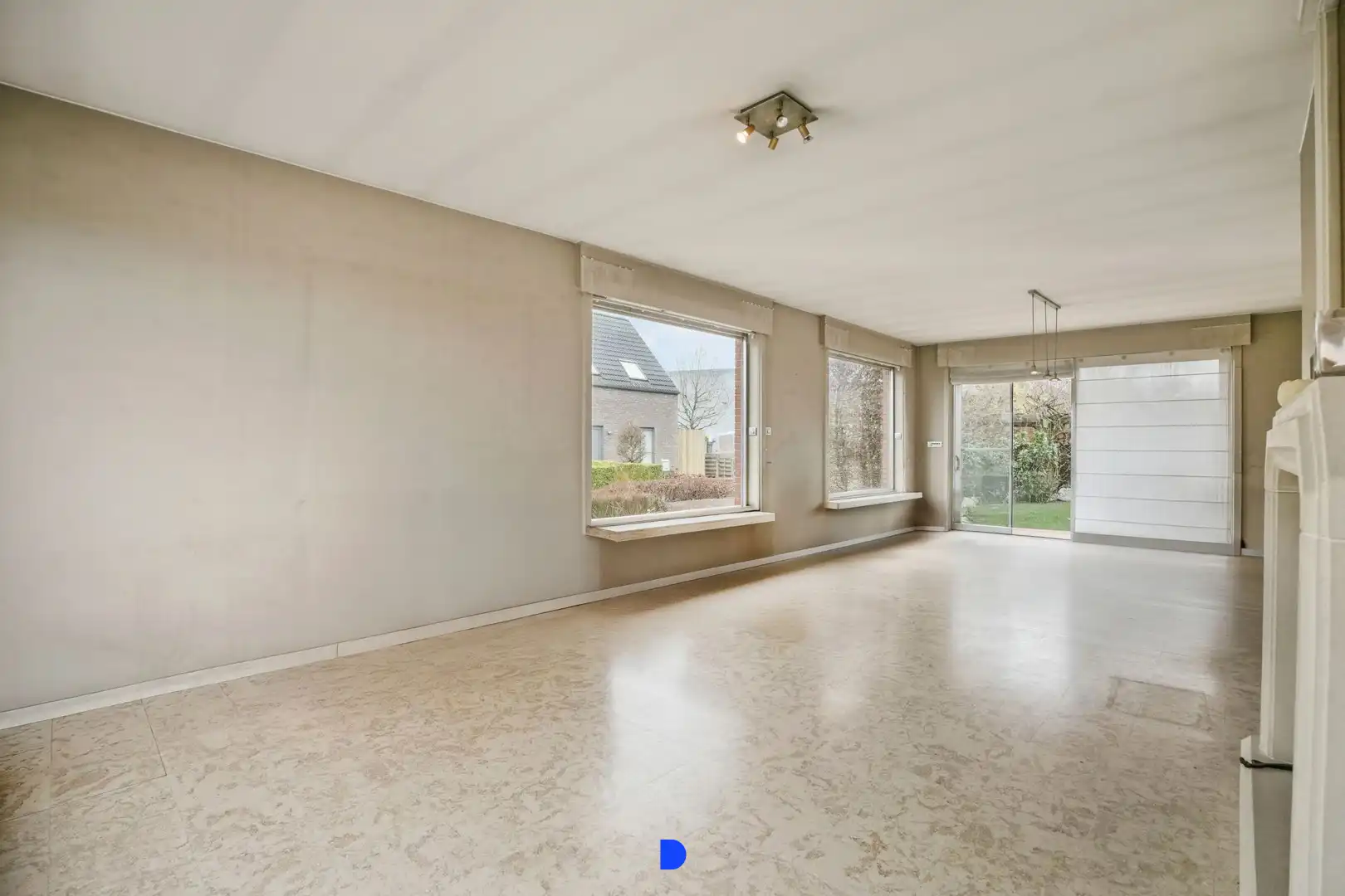 Handelspand met woonst op commerciële ligging. foto 15