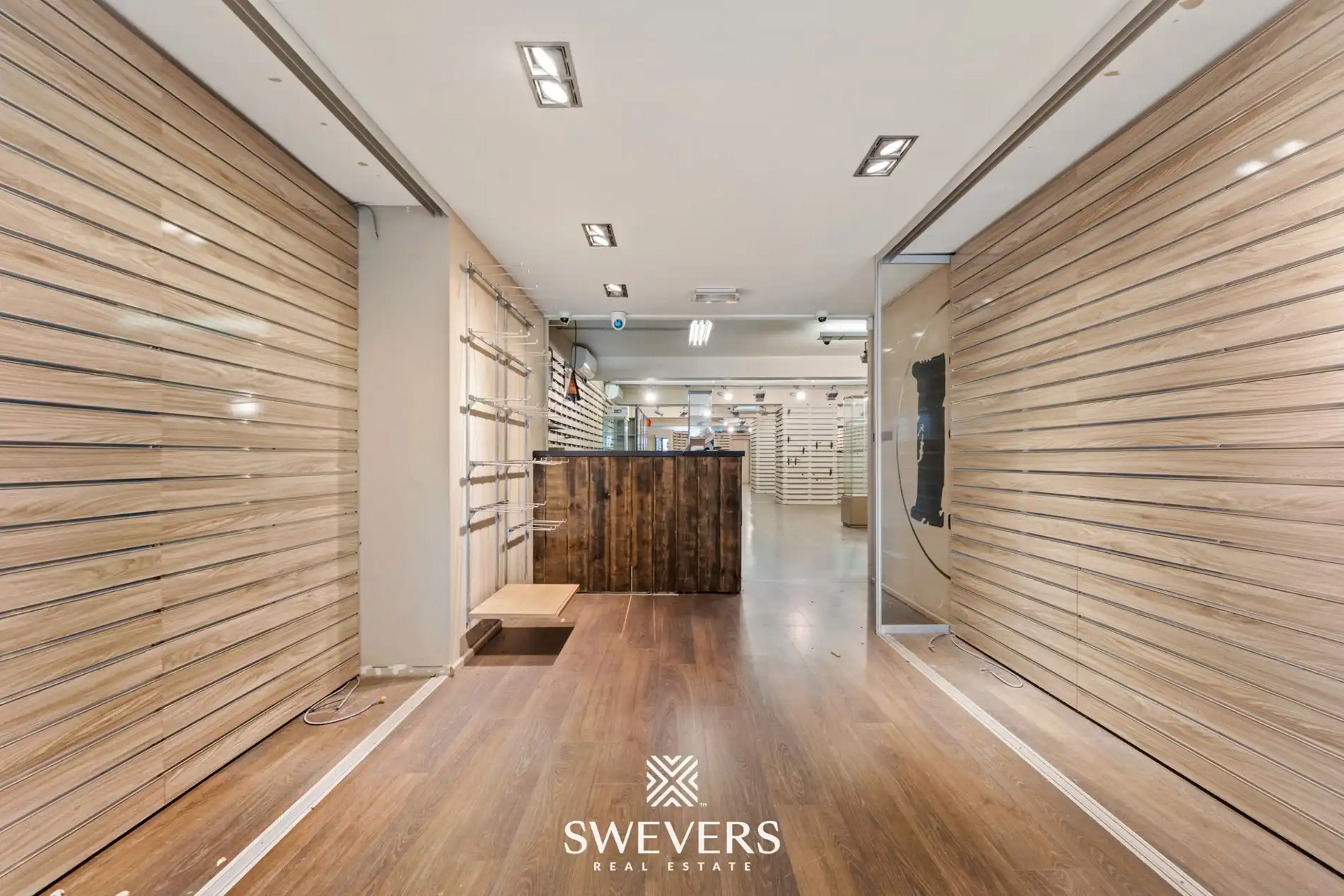 Uitzonderlijke mooi gelegen en ruime (391m²) handelsruimte in het volle centrum van Leopoldsburg foto 2