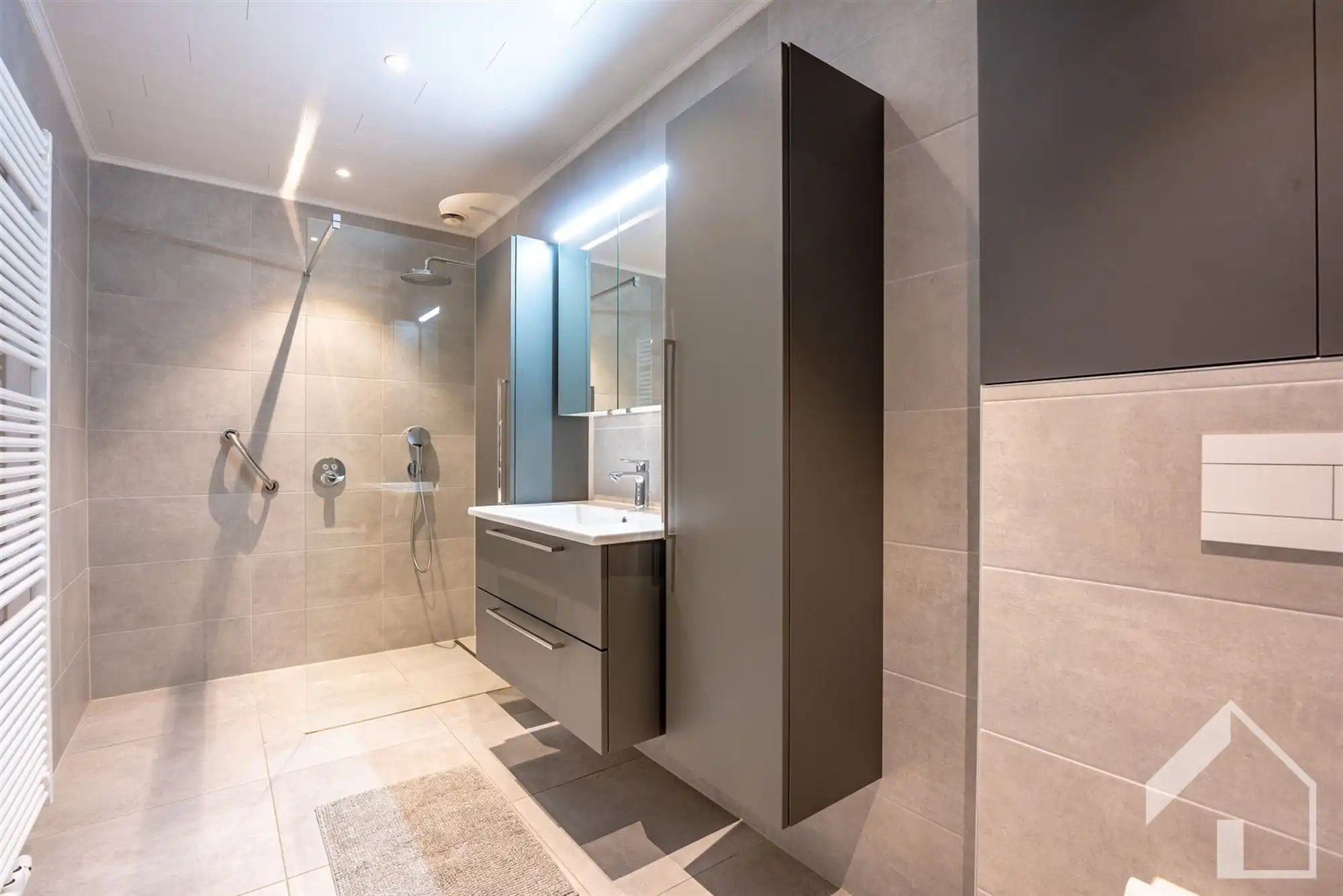 Ruim gelijkvloers appartement met garage en oprit foto 12