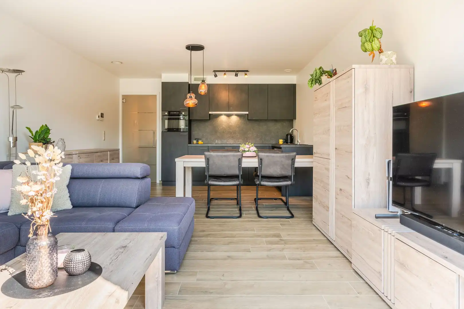 INSTAPKLAAR GELIJKVLOERS APPARTEMENT MET ZUIDTUIN & GARAGE foto 4