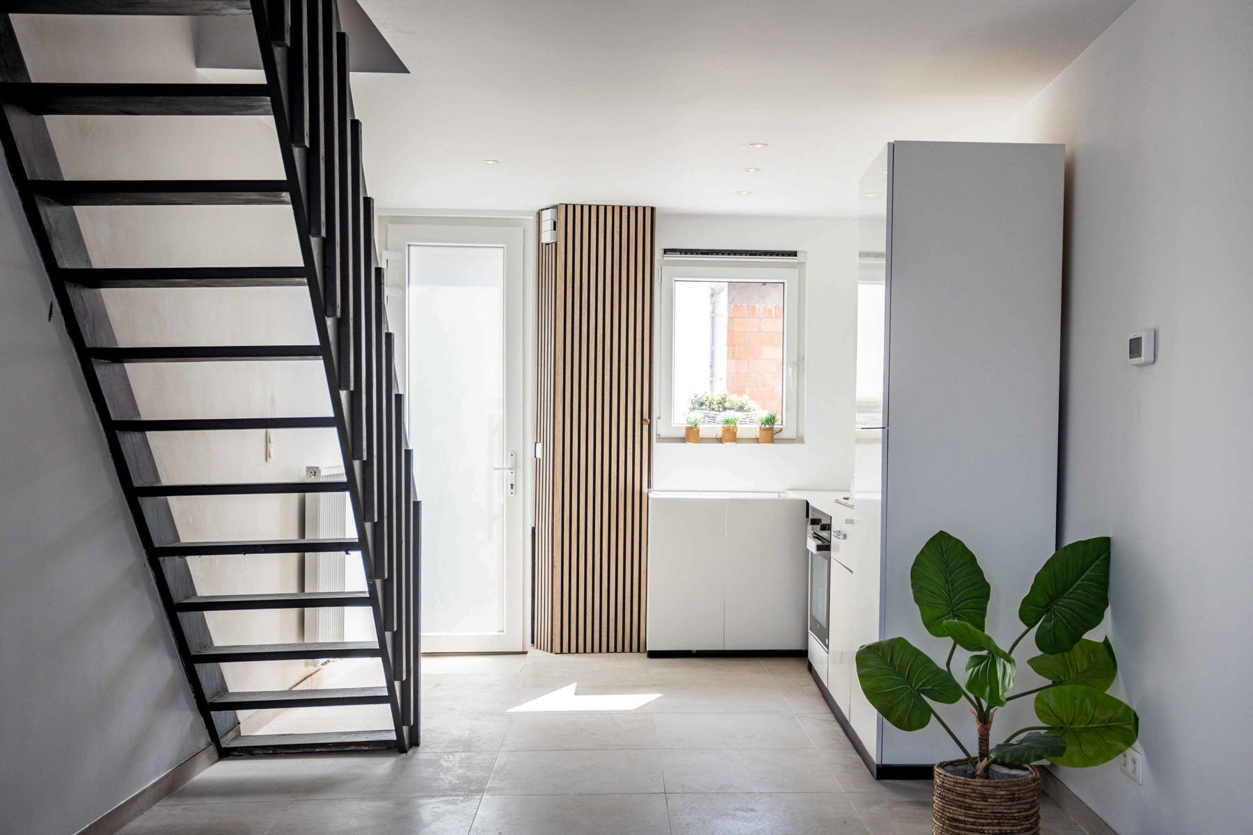 Instapklare, totaal gerenoveerde rijwoning met tuin foto 4