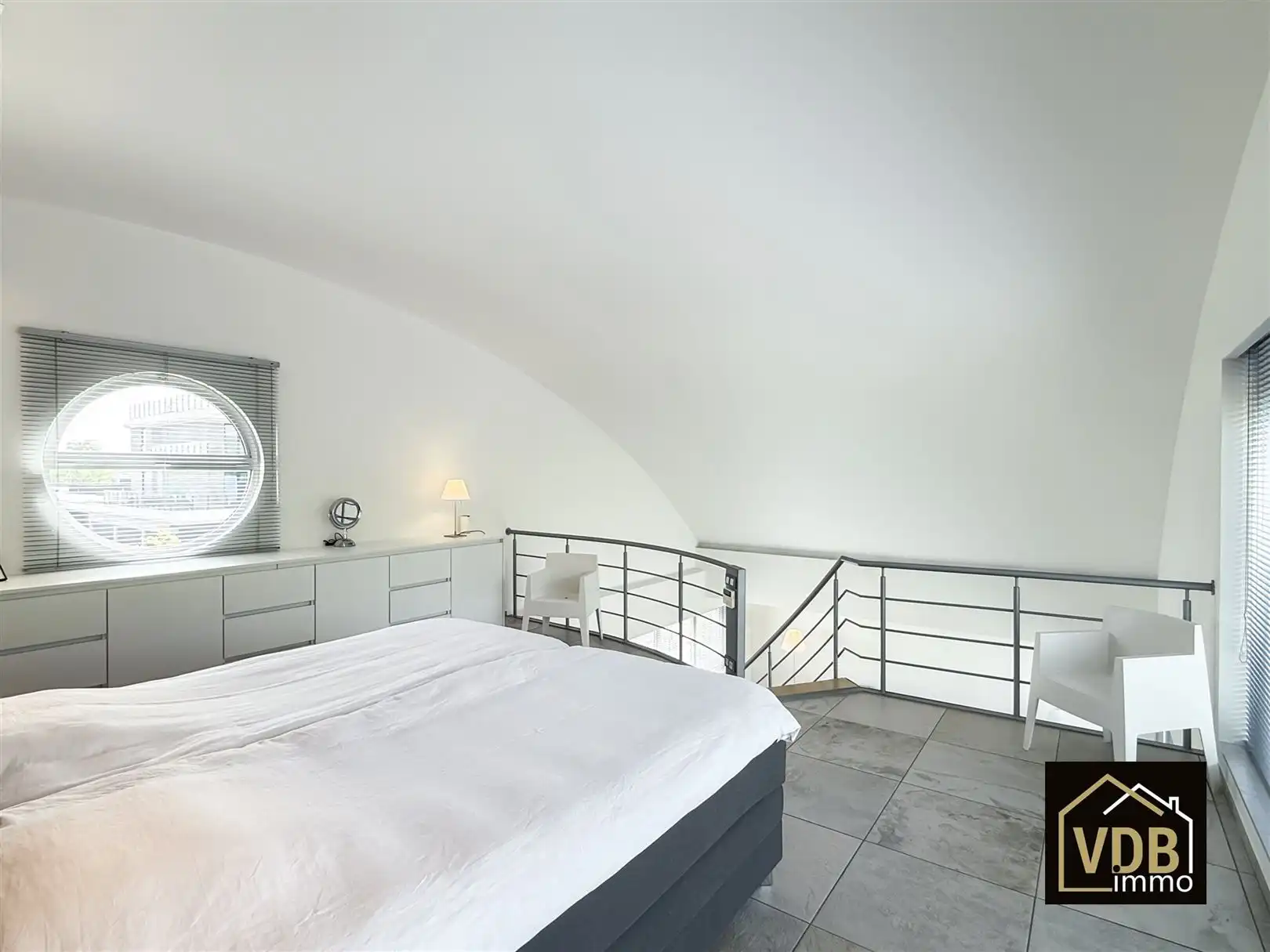 COMMERCIEEL PAND MET PENTHOUSE OP TOP LOCATIE foto 67