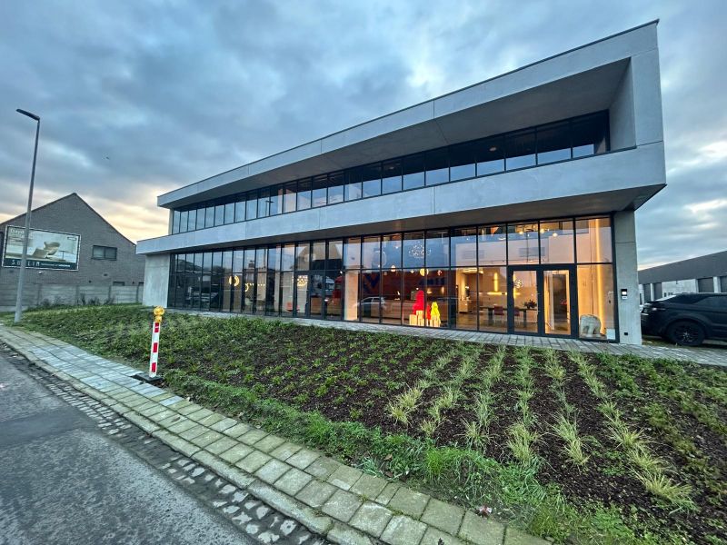 Commercieel gelegen nieuwbouw KMO-unit met grote vitrine - 193 m² foto 2