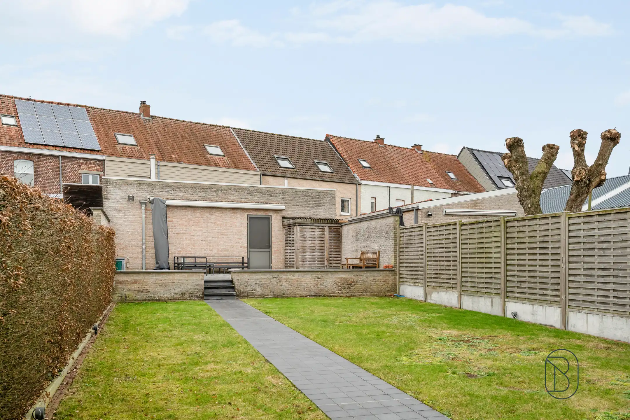 Topgelegen handelspand met woonst foto 24