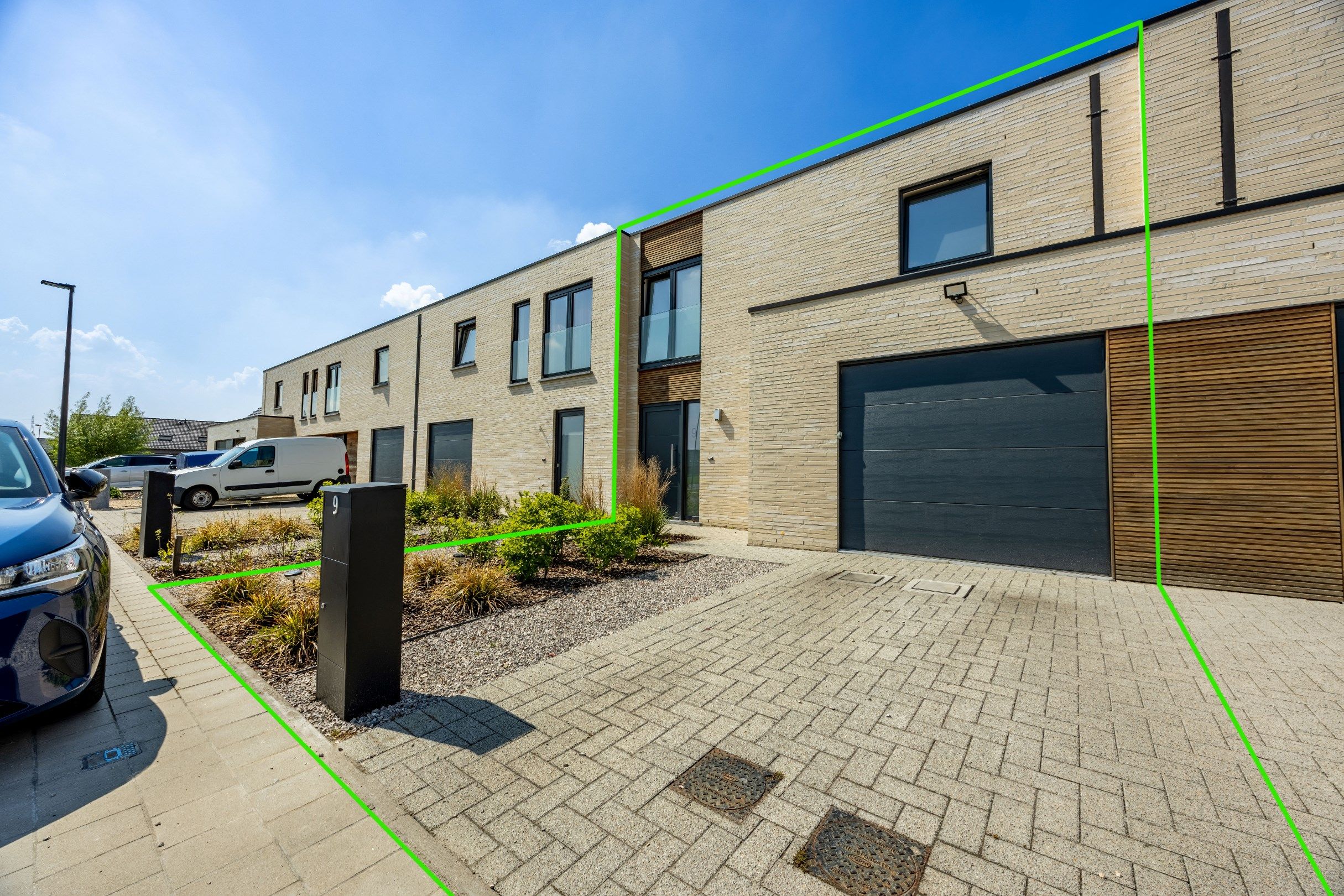 RUSTIG GELEGEN GEZINSWONING MET GARAGE foto {{pictureIndex}}