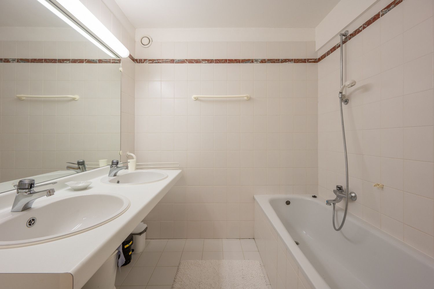 Instapklaar vakantie-appartement met zijdelings zicht op zee foto 12