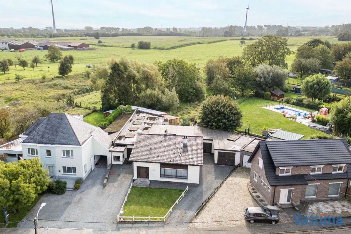 Hoofdfoto van de publicatie: Gezinswoning met grote loods op een prachtig perceel