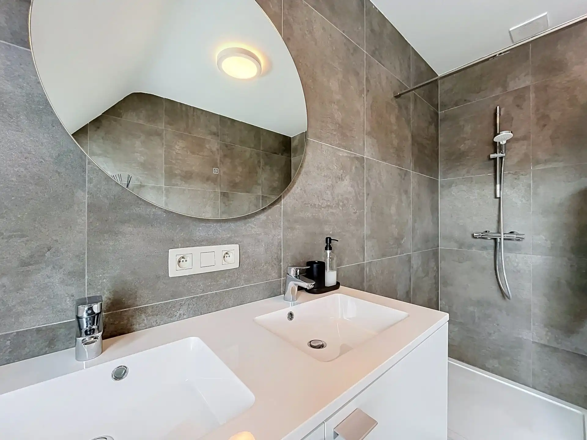 Modern 2-slaapkamer appartement in De Klinge! foto 12