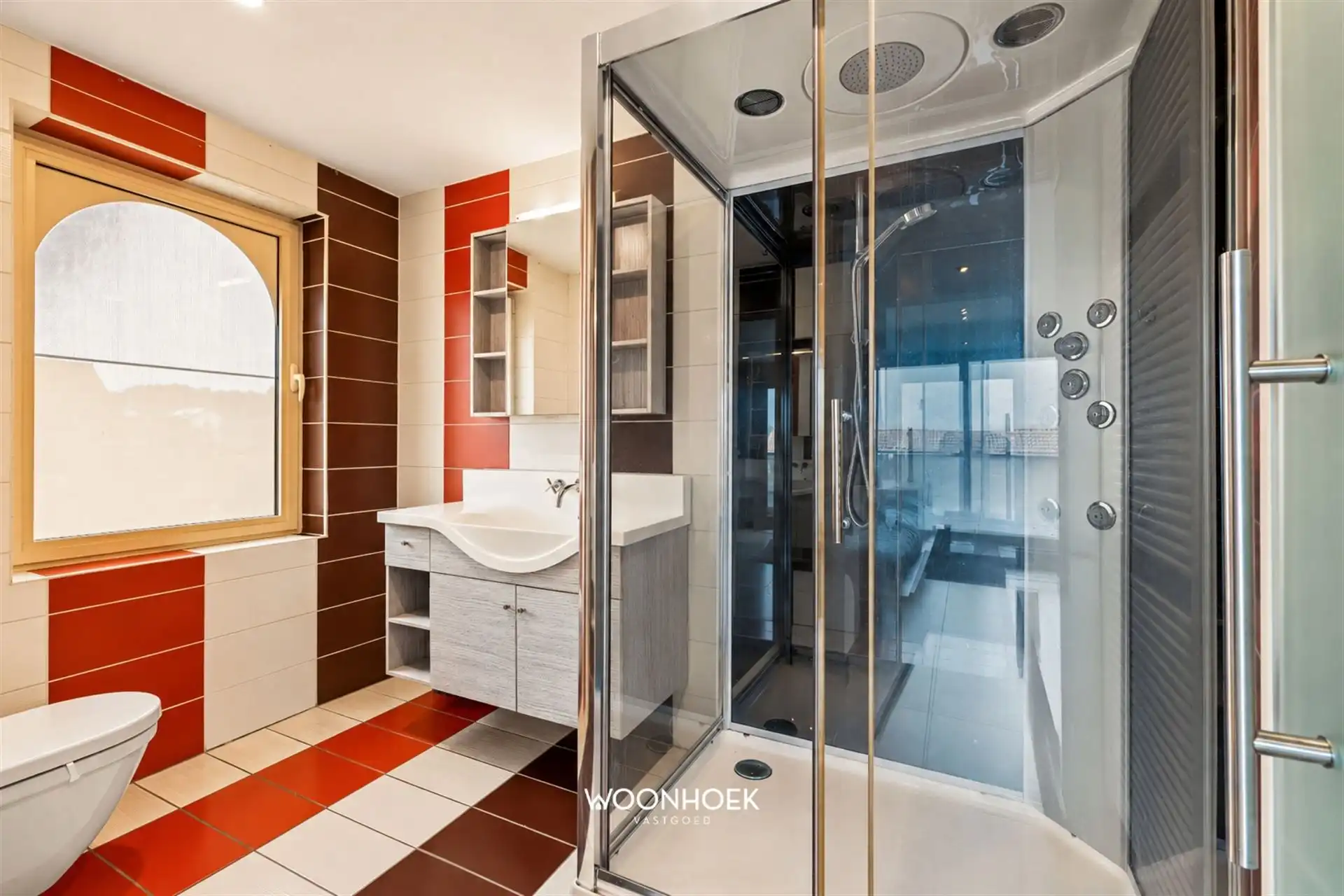 Exclusieve villa met panoramisch uitzicht en magazijn.  foto 14