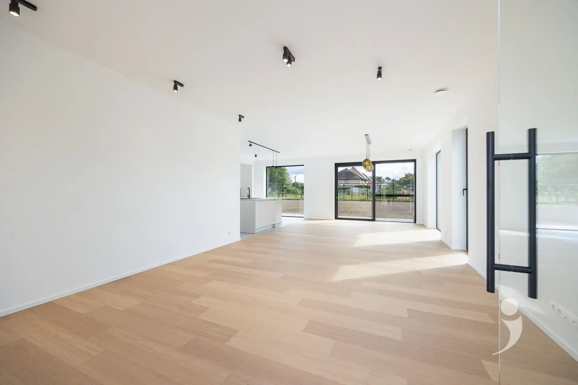 Nieuwbouwwoning met 4 slaapkamers en twee badkamers! foto 4