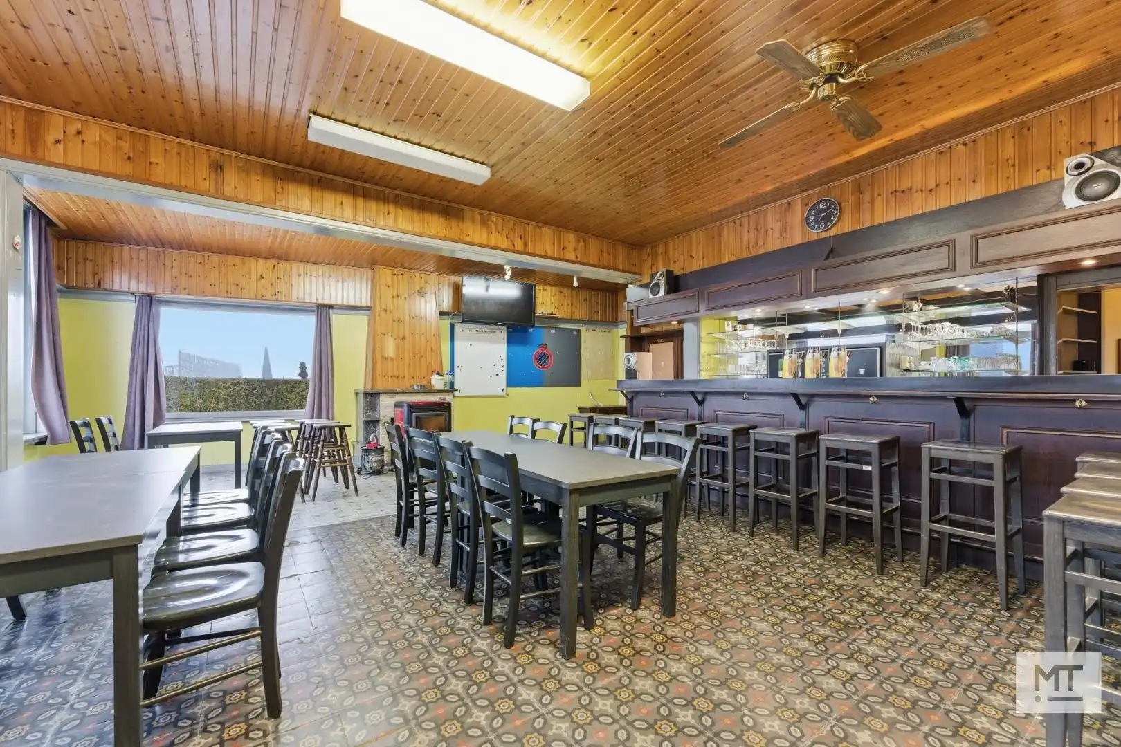 Bijzonder ruim gebouw met magazijn in de dorpskern van Zandvoorde (Zonnebeke) foto 5