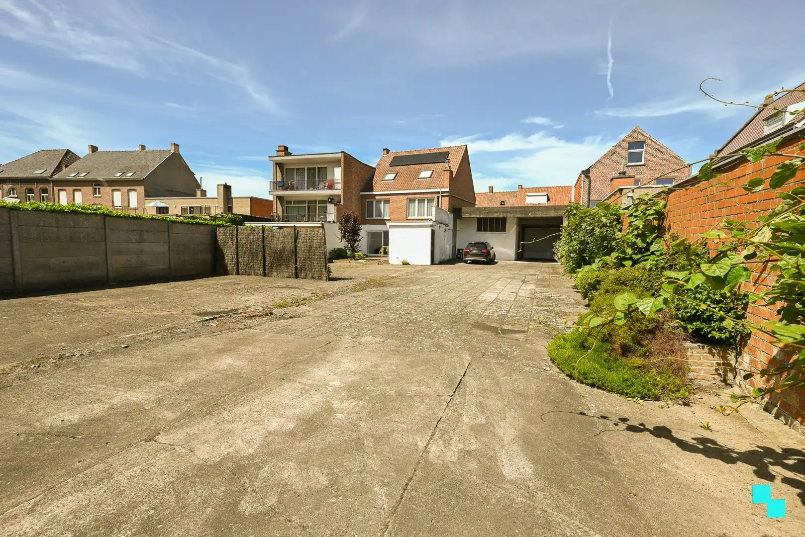 Zeer ruime woning met naastliggend interessant perceel te Izegem foto 20