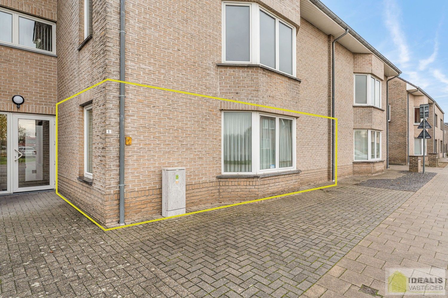 IDEALIS VASTGOED – INSTAPKLAAR GELIJKVLOERS APPARTEMENT MET LICHTRIJKE LEEFRUIMTE,  RUIME OPEN KEUKEN, BADKAMER, SLAAPKAMER EN AUTOSTAANPLAATS OP EEN GUNSTIGE LOCATIE NABIJ HET CENTRUM VAN PELT! foto {{pictureIndex}}