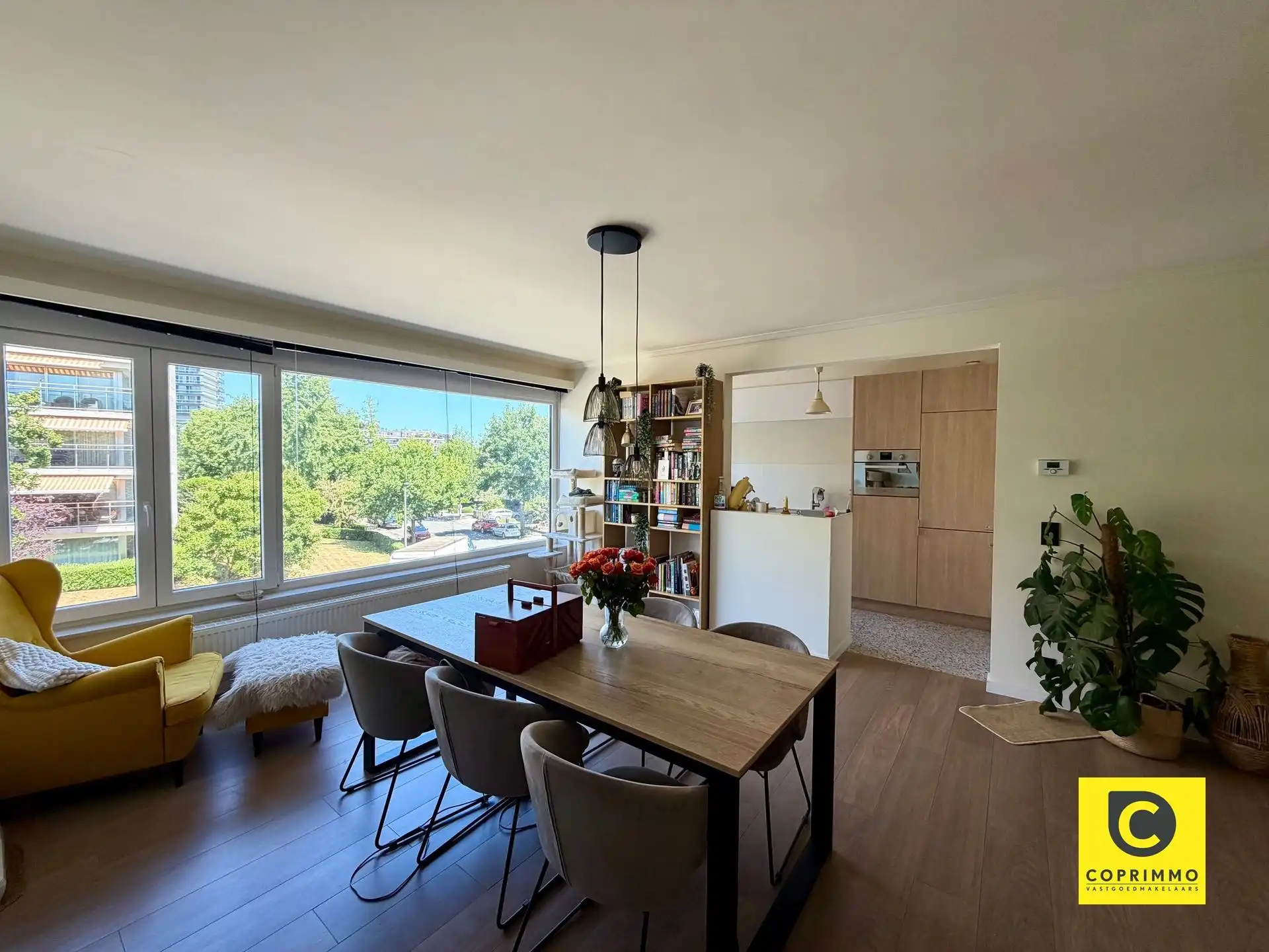 Gerenoveerd en lichtrijk 2 slpks appartement met terras! foto {{pictureIndex}}