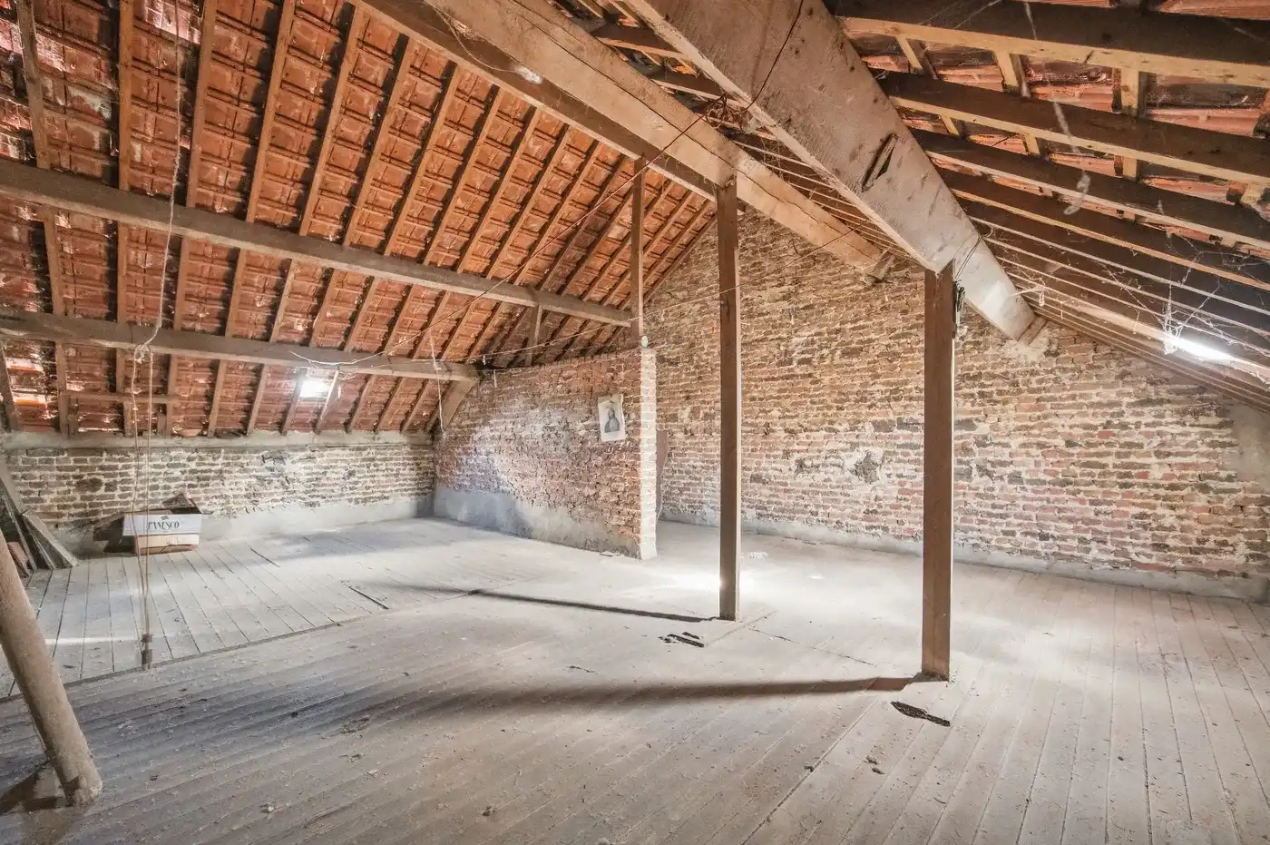Charmante renovatiewoning met grote tuin en garage op royaal perceel foto 16