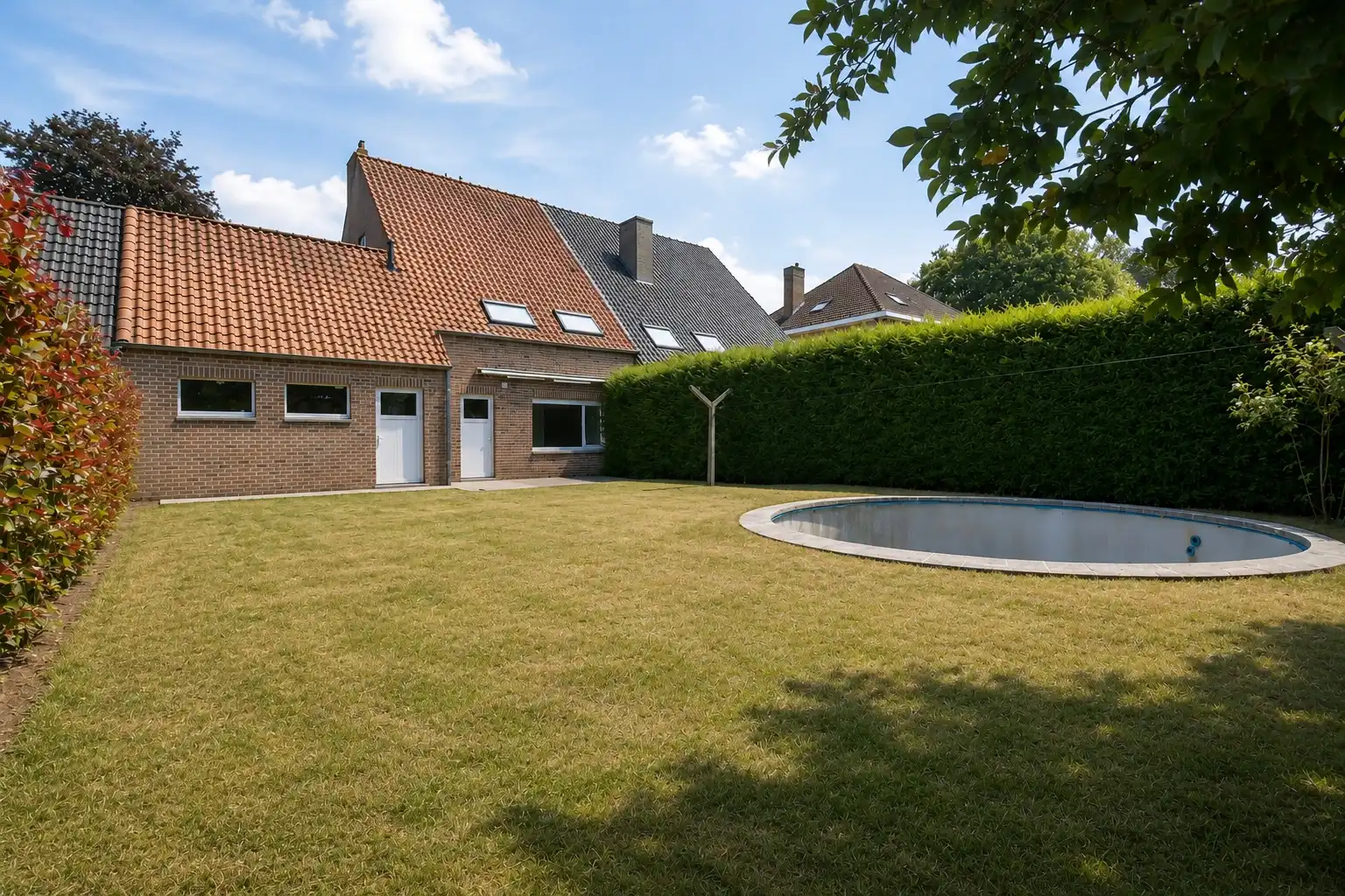 Instapklare GROTE (227m²) halfopen bebouwing (BJ 2001) met 4 slpks, dubbele garage & tuin foto 3