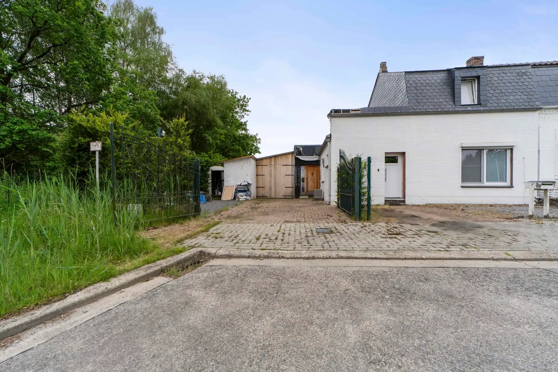 Stijlvolle, instapklare woning met moderne afwerking en gezellige tuin in Genk foto {{pictureIndex}}