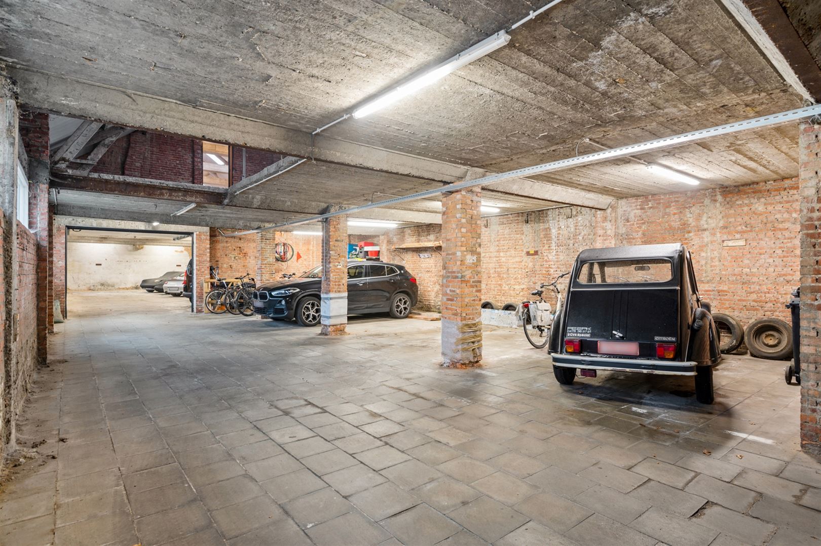 Magazijn ca. 275m2 gelegen achter appartementsgebouw met verdieping foto 5