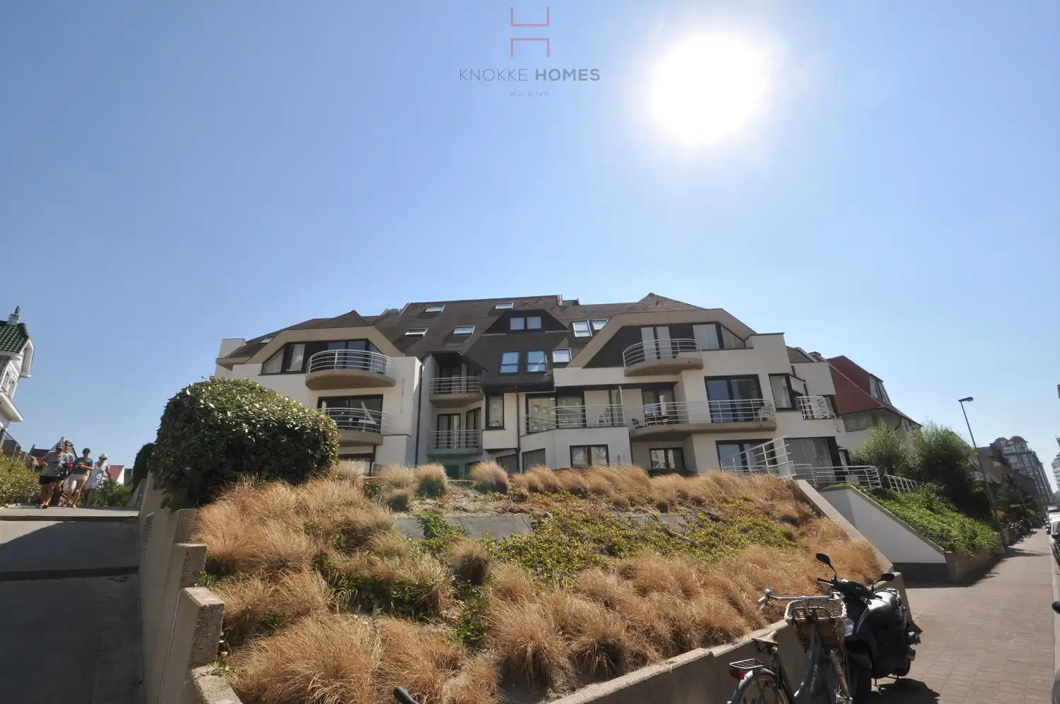 Zeer goed gelegen autostaanplaats aan het Manitobaplein in Duinbergen. foto {{pictureIndex}}
