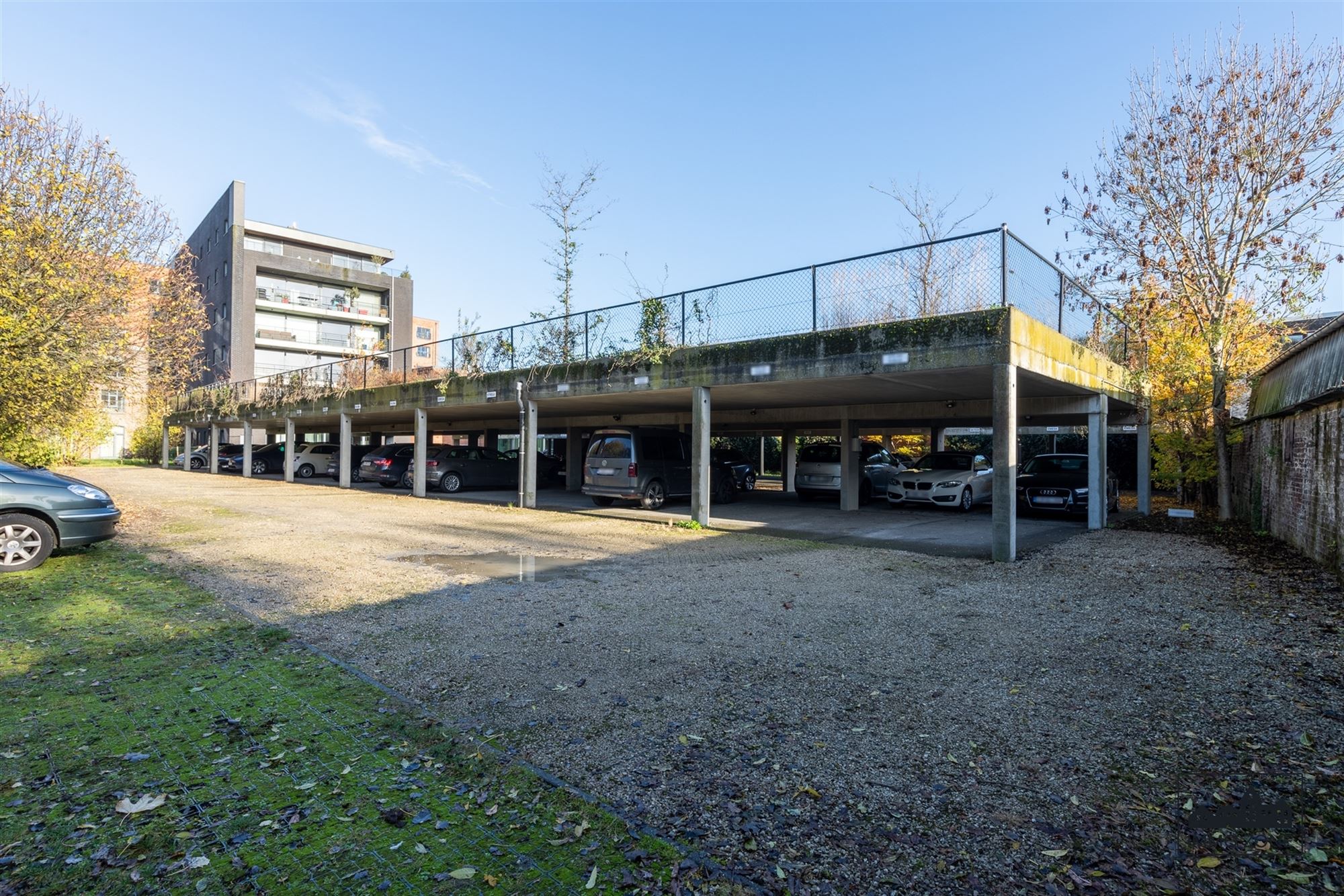 Parkeerplaats op afgesloten terrein. foto 2