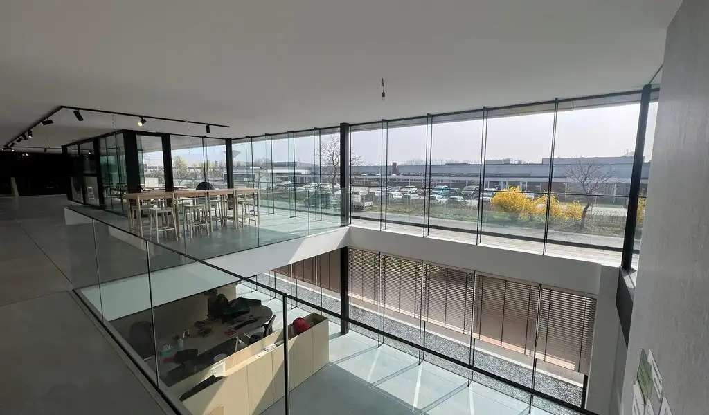 Recent bedrijfsgebouw met prachtige kantoren te huur in Lokeren foto 6