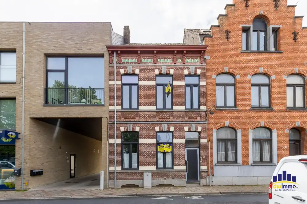 Hoofdfoto van de publicatie: Te koop – stijlvolle herenwoning in renovatie op topligging in Izegem