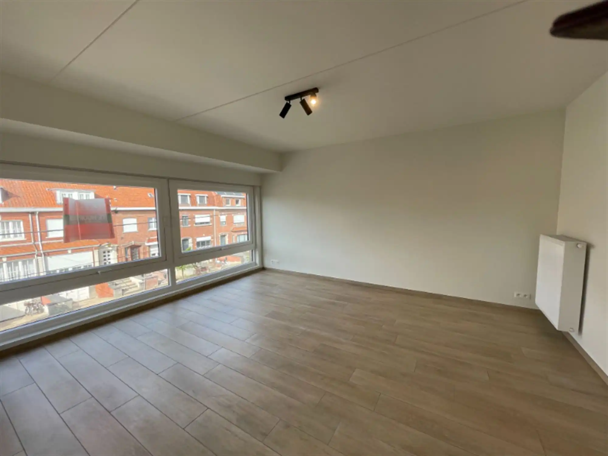 Vernieuwd modern appartement met terras en garage foto 8