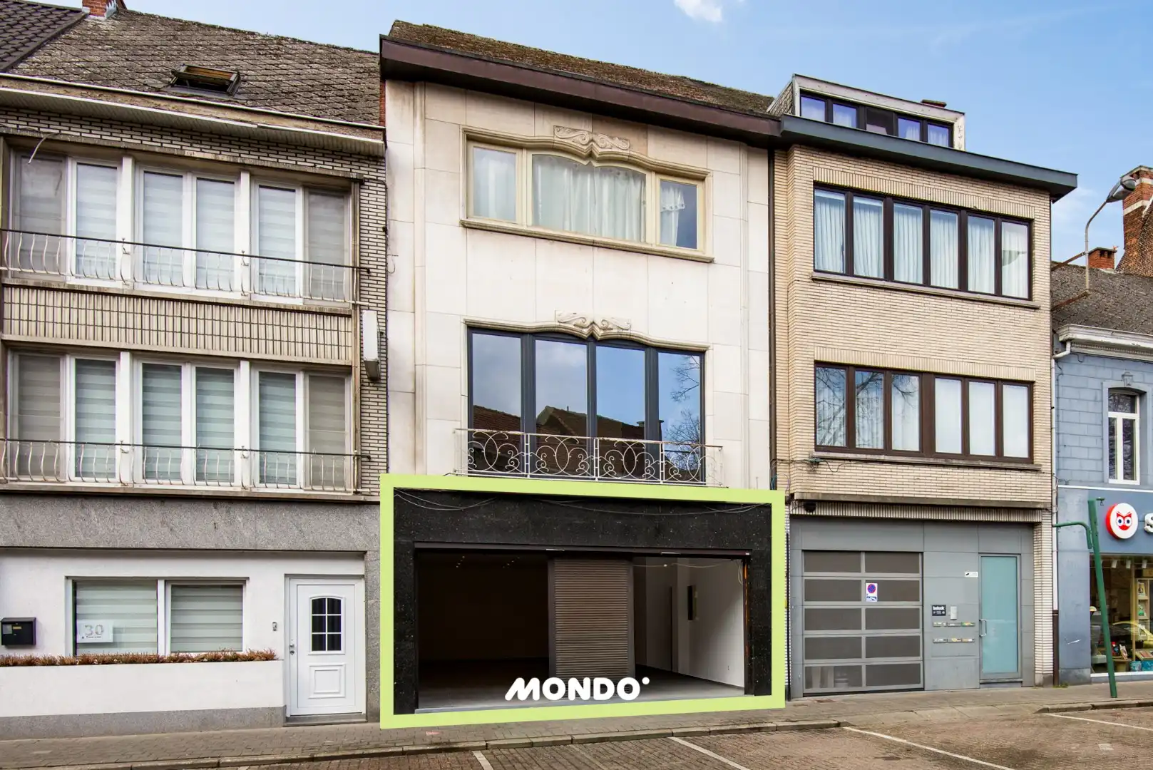 Commercieel gelegen opbrengsteigendom met handelsgelijkvloers, appartement en studio in het centrum van Willebroek! foto {{pictureIndex}}