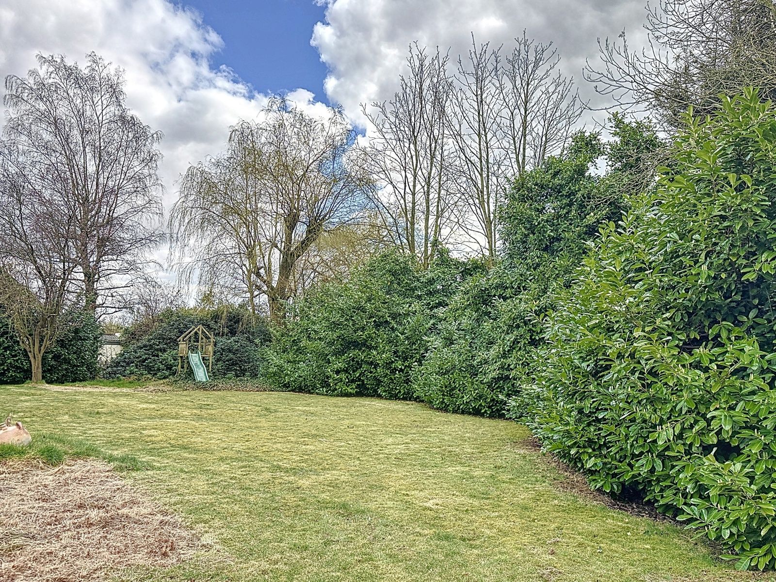 Bouwgrond/af te breken woning met zuidtuin nabij de A12 foto {{pictureIndex}}