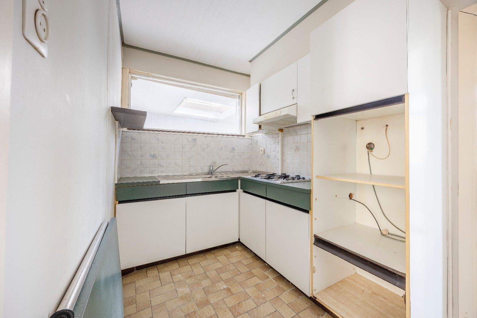 Te renoveren woning met garage en tuin  foto 6